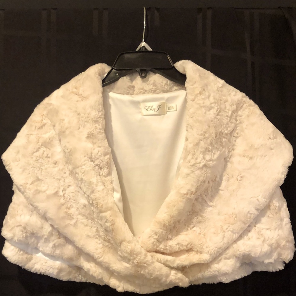 Eliza J Faux fur shawl